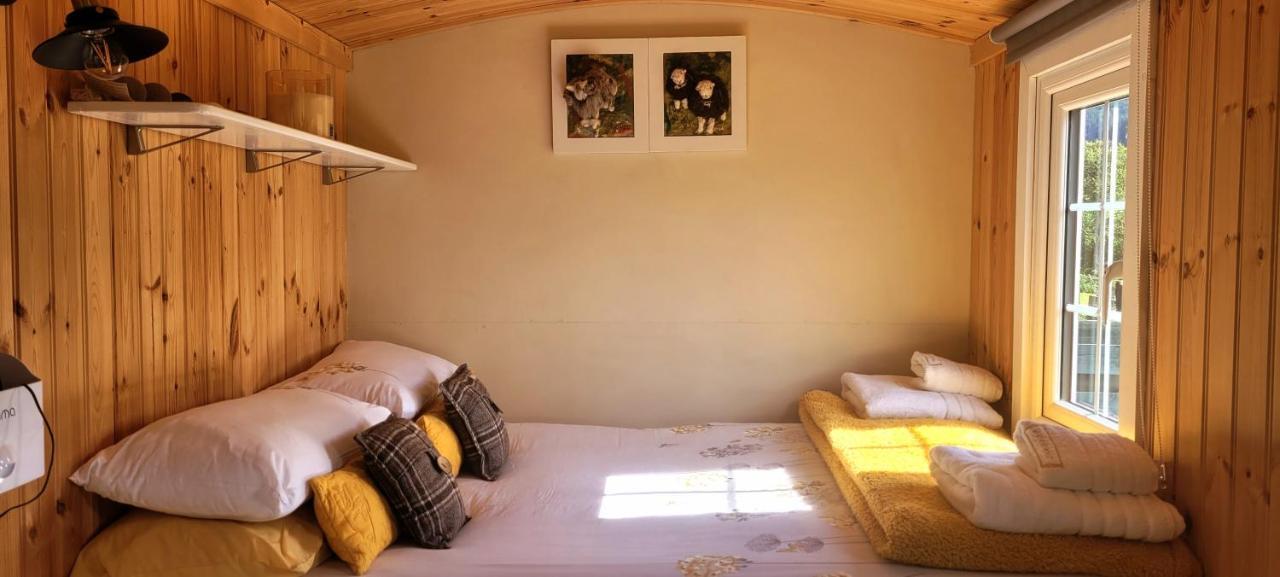 Small Cozy Shepherd Hut 20 By 7 Feet With Boxed In High Double Bed Balmacara Εξωτερικό φωτογραφία