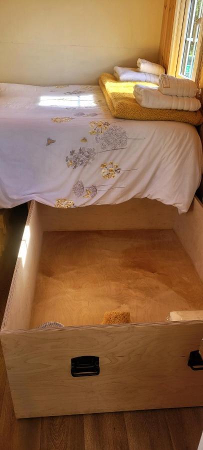 Small Cozy Shepherd Hut 20 By 7 Feet With Boxed In High Double Bed Balmacara Εξωτερικό φωτογραφία