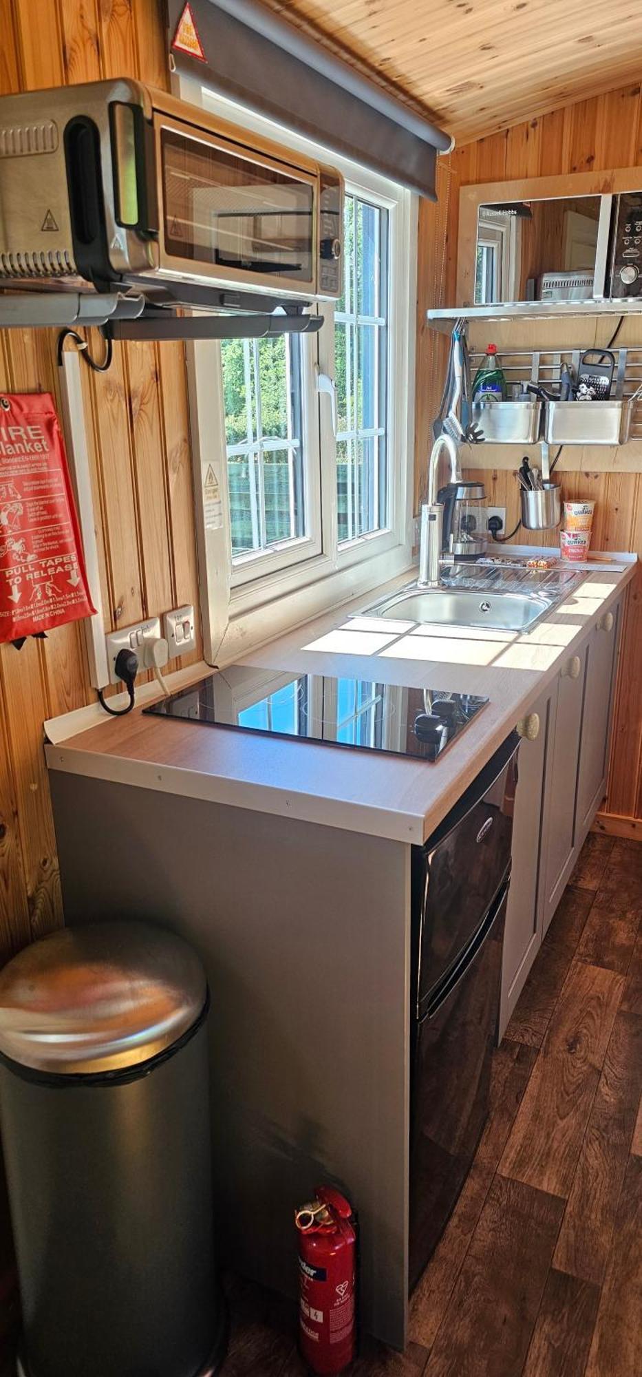 Small Cozy Shepherd Hut 20 By 7 Feet With Boxed In High Double Bed Balmacara Εξωτερικό φωτογραφία